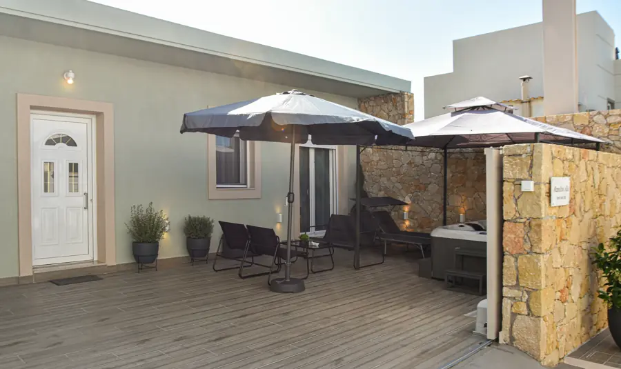 Manolitos Villa Resort and Spa — jacuzzi and terrace