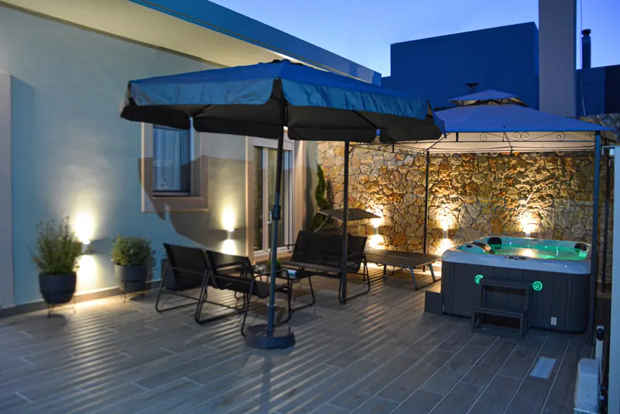 Manolitos Villa Resort and Spa — jacuzzi and terrace