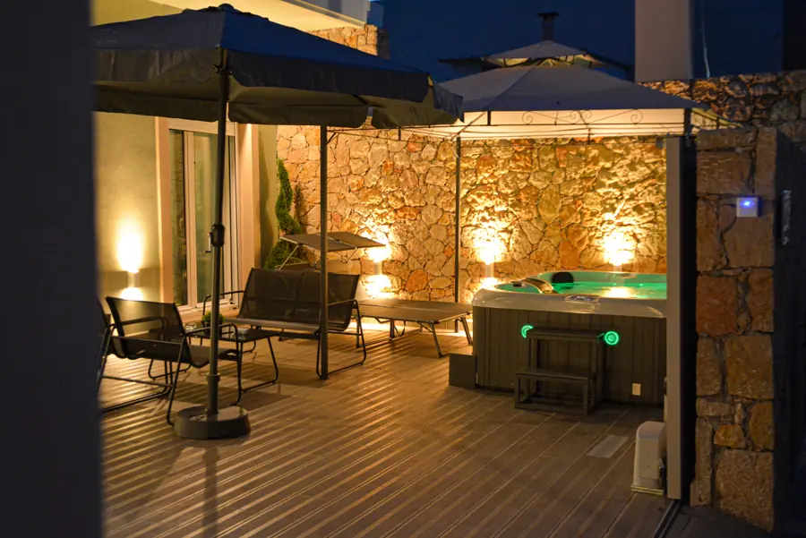 Manolitos Villa Resort and Spa — jacuzzi and terrace