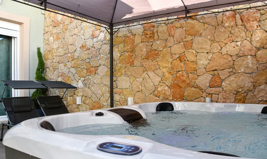 Manolitos Villa Resort and Spa — jacuzzi and terrace