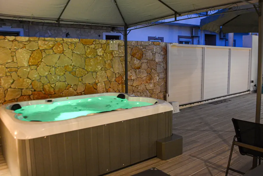 Manolitos Villa Resort and Spa — jacuzzi and terrace