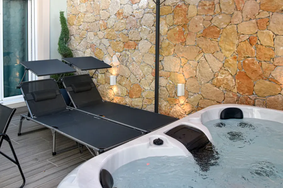 Manolitos Villa Resort and Spa — jacuzzi and terrace