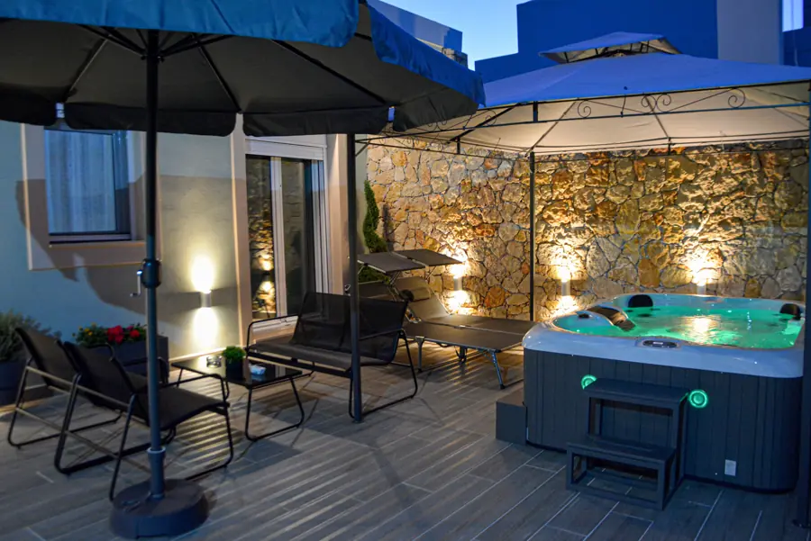 Manolitos Villa Resort and Spa — jacuzzi and terrace