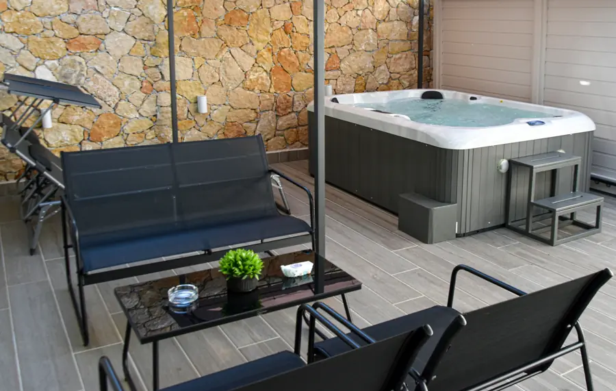 Manolitos Villa Resort and Spa — jacuzzi and terrace