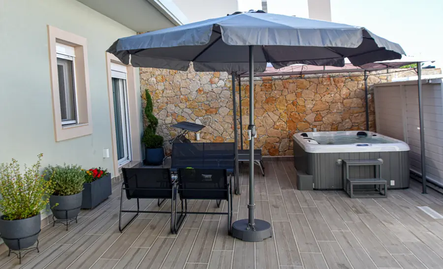 Manolitos Villa Resort and Spa — jacuzzi and terrace